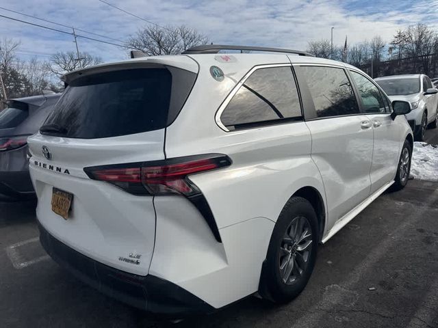 2022 Toyota Sienna LE