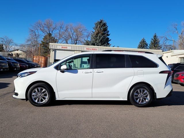 2022 Toyota Sienna LE