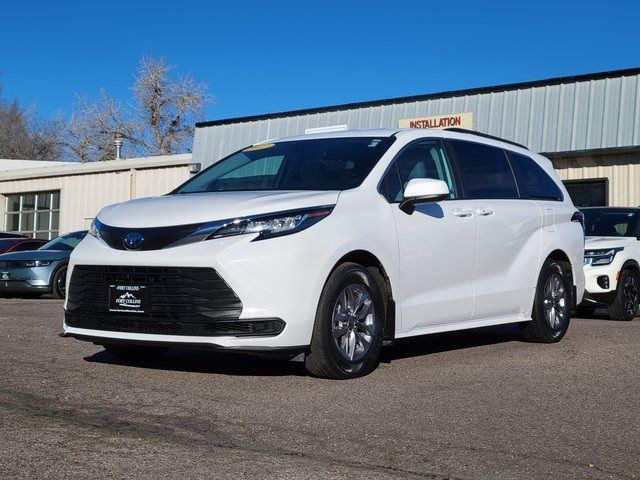 2022 Toyota Sienna LE