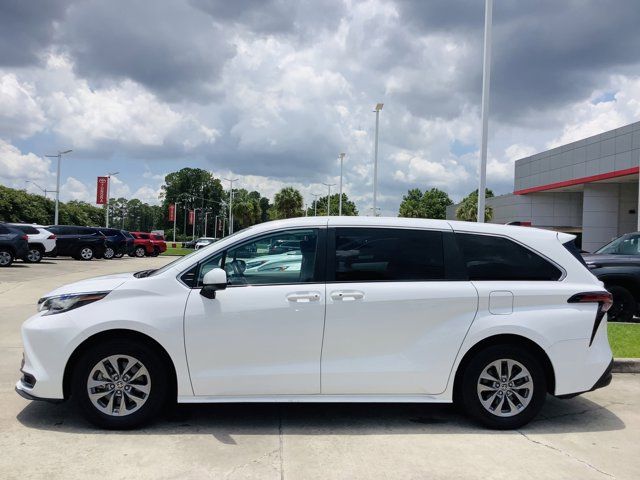 2022 Toyota Sienna LE