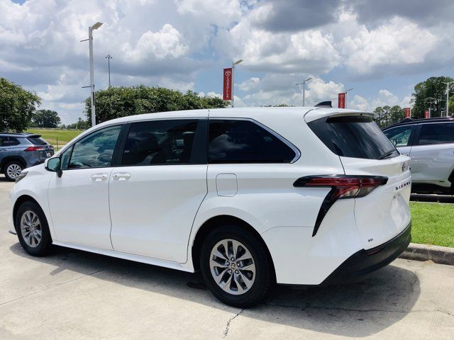 2022 Toyota Sienna LE