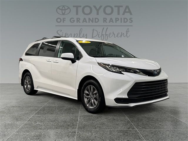 2022 Toyota Sienna LE