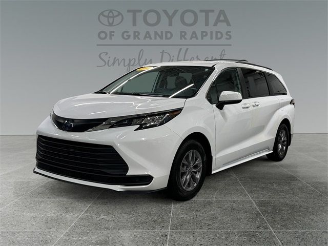 2022 Toyota Sienna LE