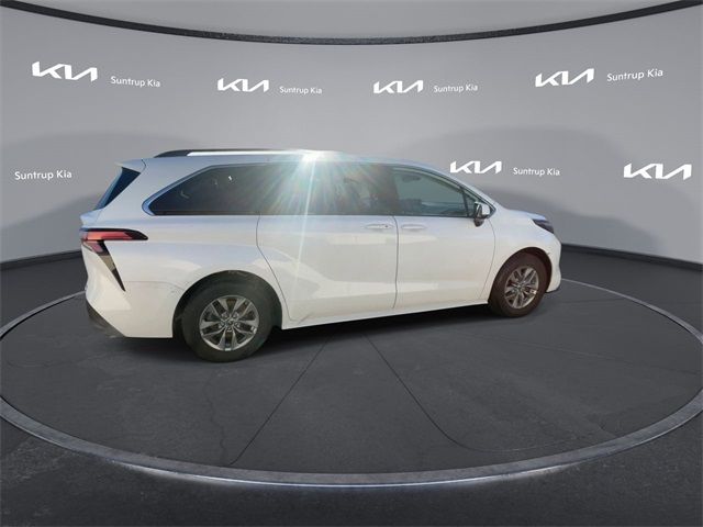 2022 Toyota Sienna LE