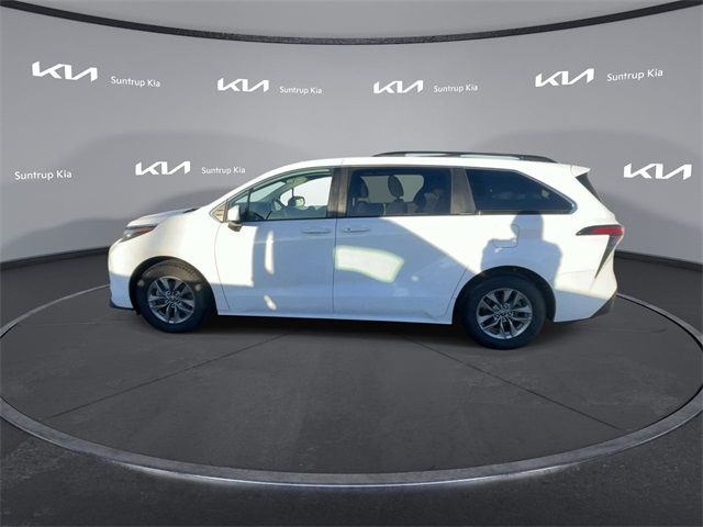 2022 Toyota Sienna LE