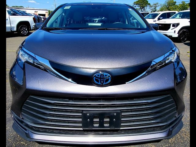 2022 Toyota Sienna LE