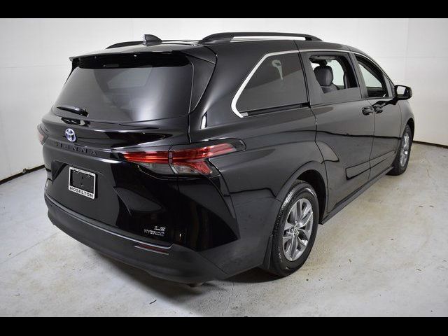 2022 Toyota Sienna LE