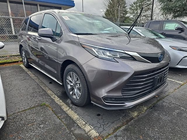 2022 Toyota Sienna LE