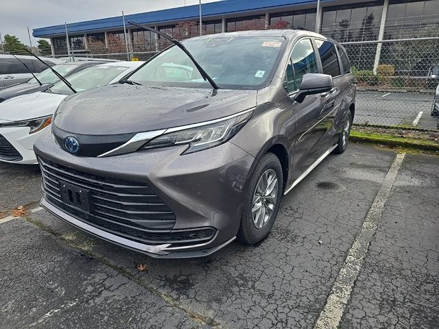 2022 Toyota Sienna LE