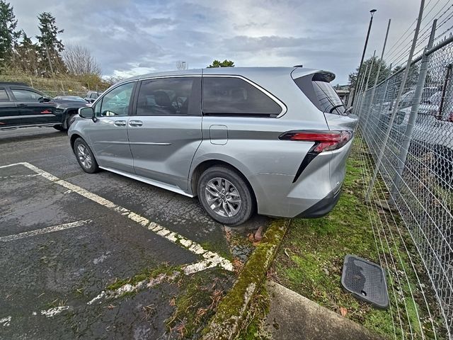 2022 Toyota Sienna LE