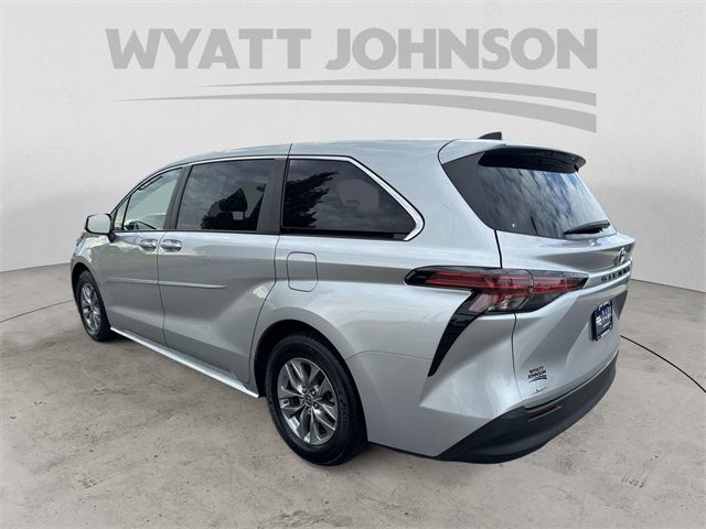 2022 Toyota Sienna LE