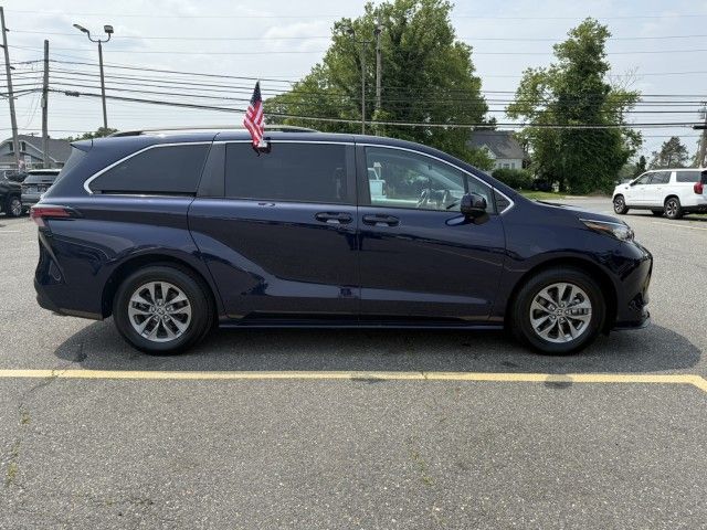 2022 Toyota Sienna LE