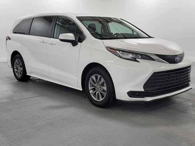 2022 Toyota Sienna LE