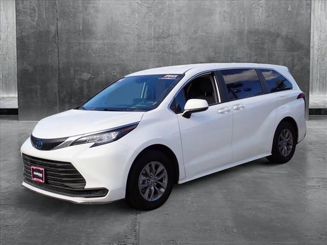 2022 Toyota Sienna LE