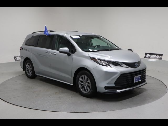 2022 Toyota Sienna LE