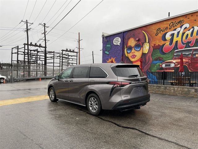 2022 Toyota Sienna LE