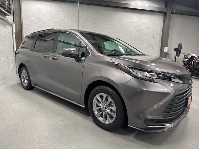 2022 Toyota Sienna LE