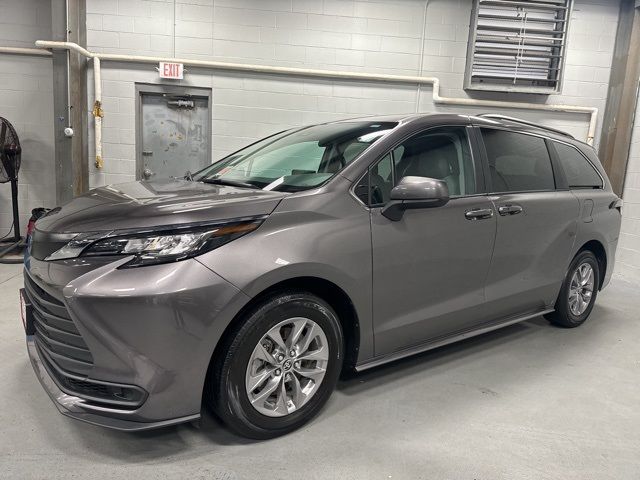 2022 Toyota Sienna LE