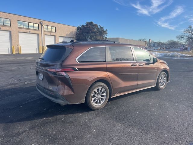 2022 Toyota Sienna LE