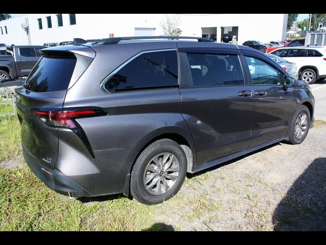 2022 Toyota Sienna LE