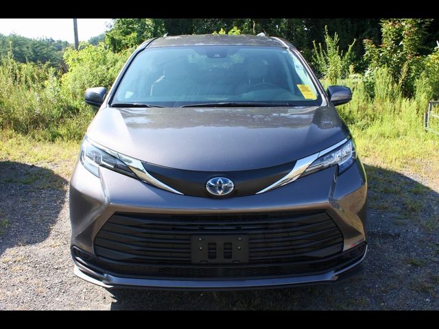 2022 Toyota Sienna LE