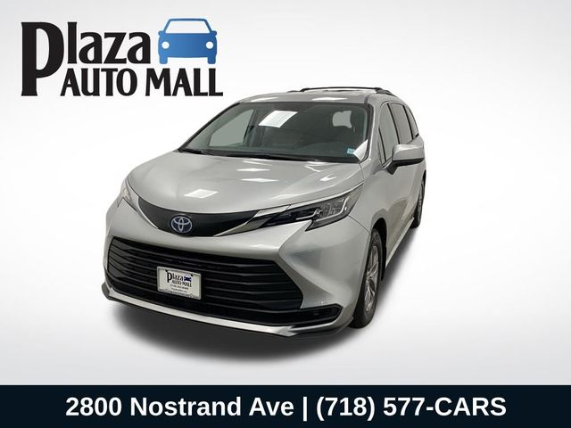 2022 Toyota Sienna LE