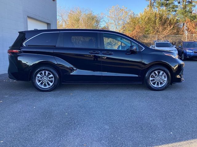 2022 Toyota Sienna LE