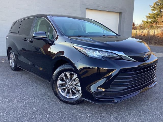 2022 Toyota Sienna LE