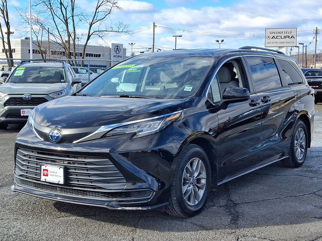 2022 Toyota Sienna LE