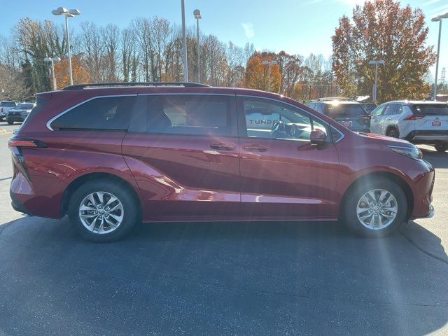 2022 Toyota Sienna LE