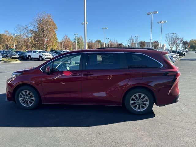 2022 Toyota Sienna LE