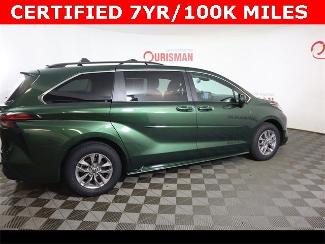 2022 Toyota Sienna LE
