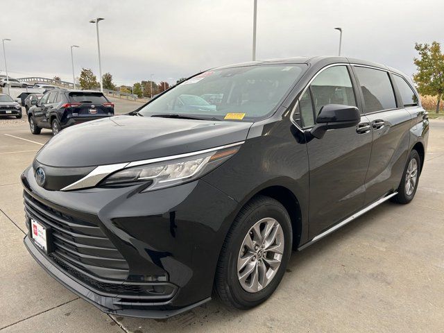 2022 Toyota Sienna LE