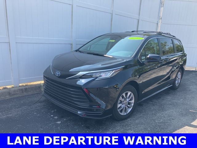 2022 Toyota Sienna LE