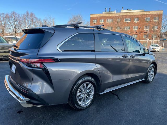 2022 Toyota Sienna LE