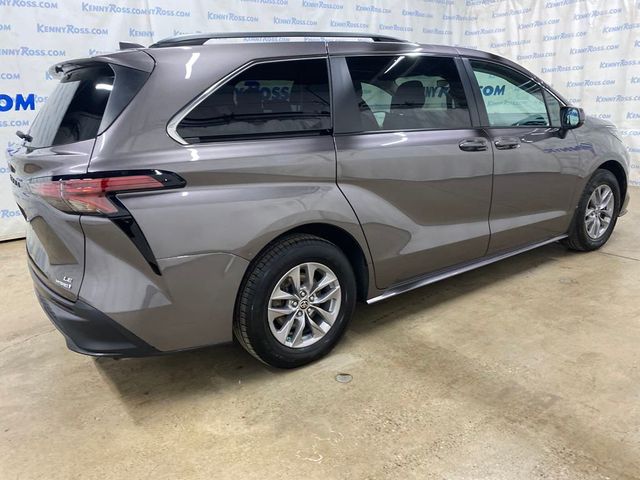 2022 Toyota Sienna LE