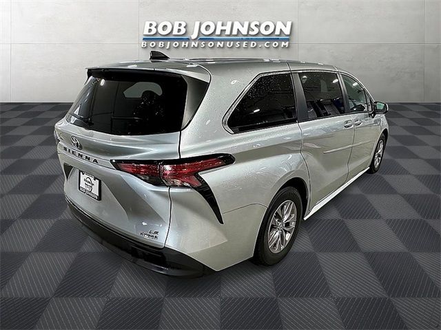 2022 Toyota Sienna LE