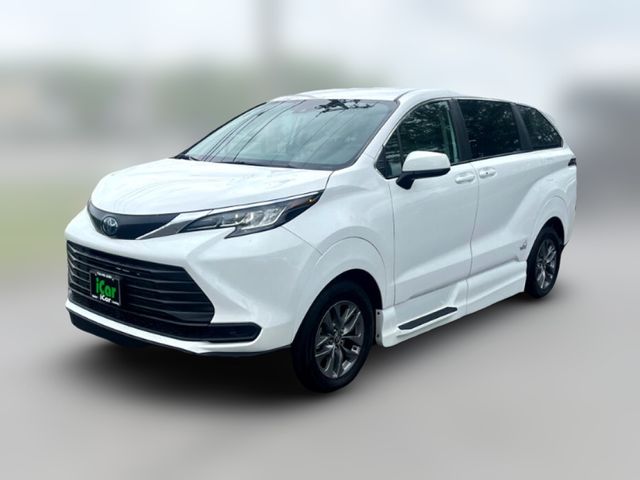 2022 Toyota Sienna LE