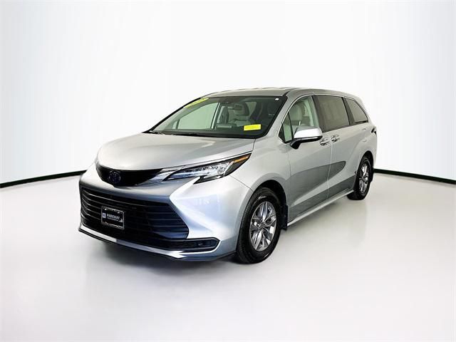 2022 Toyota Sienna LE