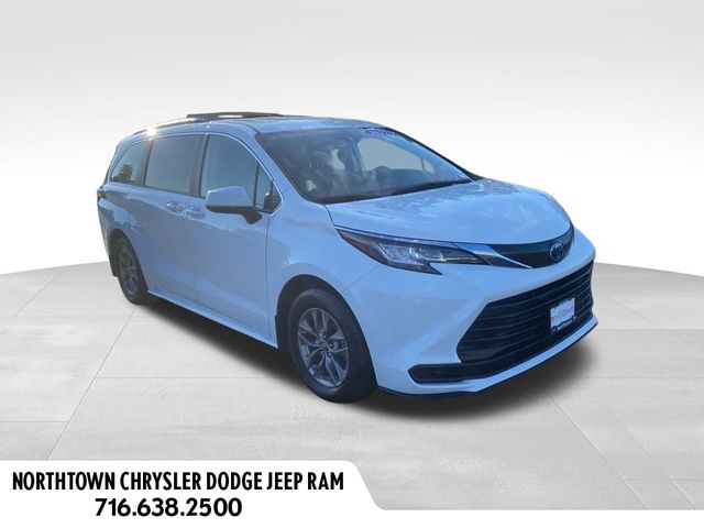 2022 Toyota Sienna LE