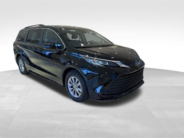 2022 Toyota Sienna LE