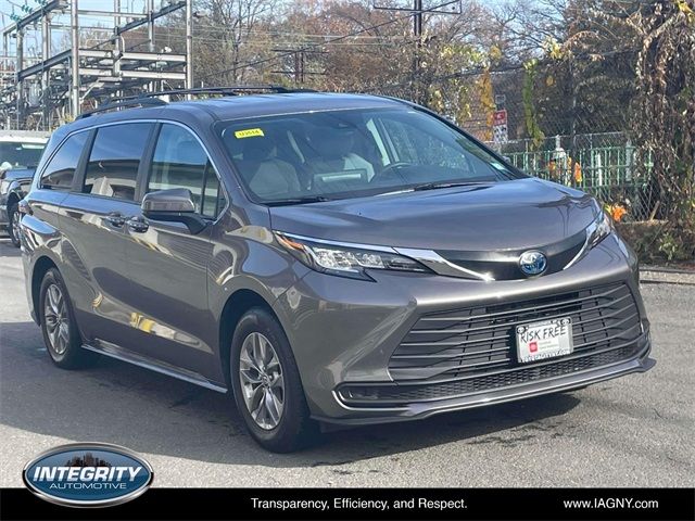 2022 Toyota Sienna LE