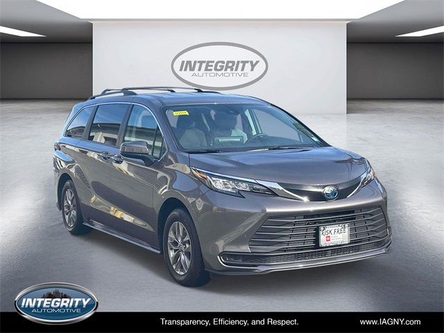 2022 Toyota Sienna LE