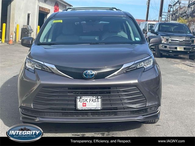 2022 Toyota Sienna LE