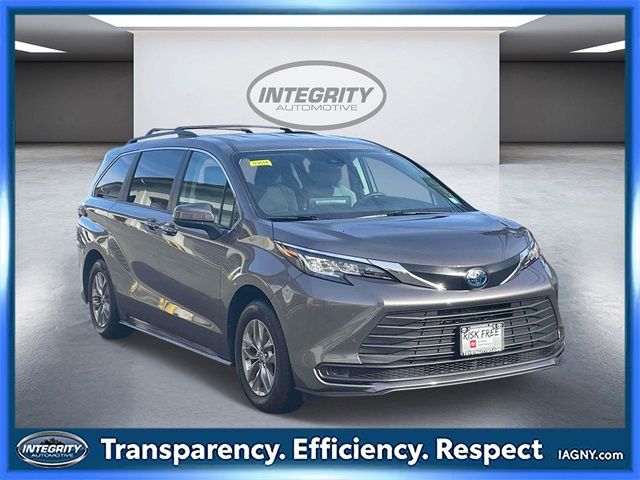 2022 Toyota Sienna LE