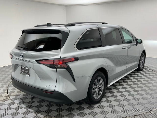 2022 Toyota Sienna LE