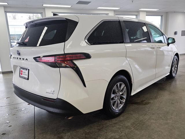 2022 Toyota Sienna LE