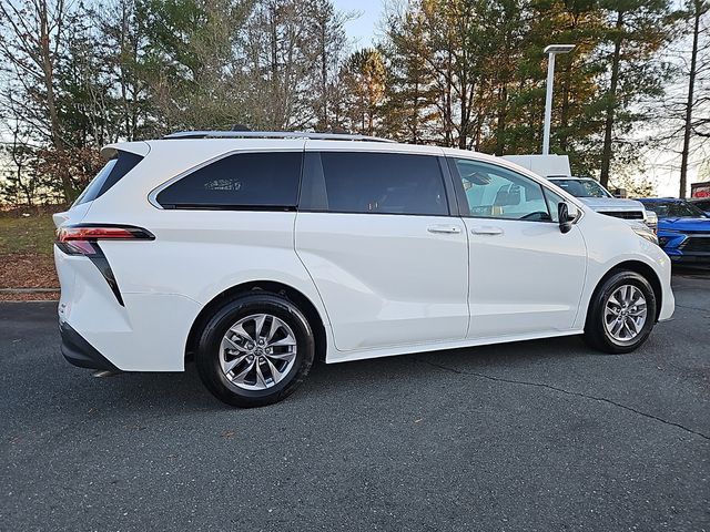 2022 Toyota Sienna LE