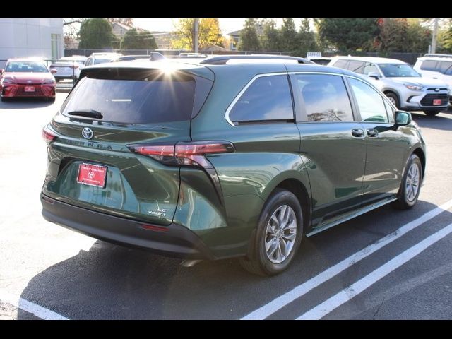 2022 Toyota Sienna LE