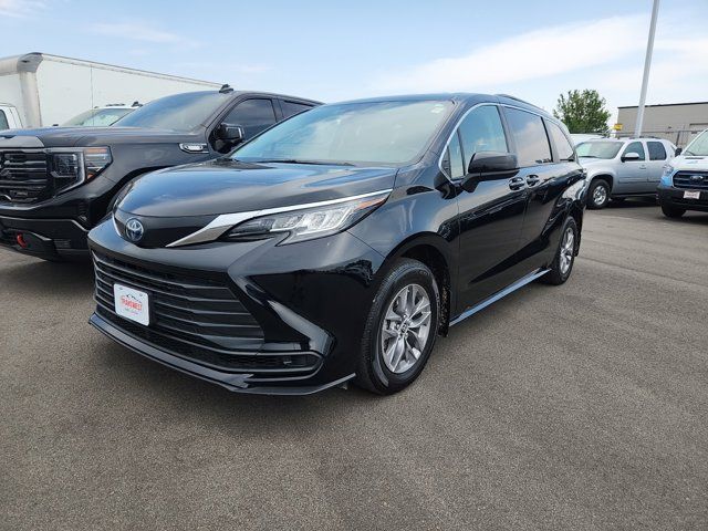 2022 Toyota Sienna LE